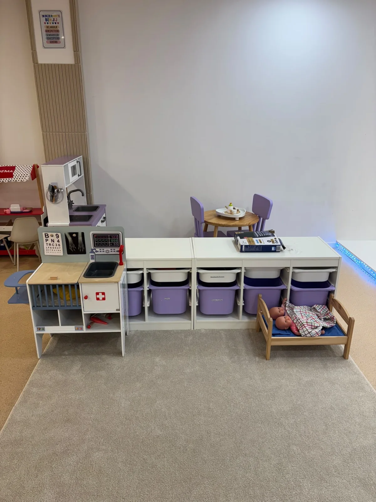 Speelhoek met kinderkeuken, doktersset en poppenbed bij Heavenly Angels BSO